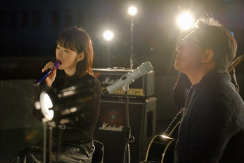 소녀시대 윤아·수영, 이승철·태연 듀엣곡에 SNS 지원사격