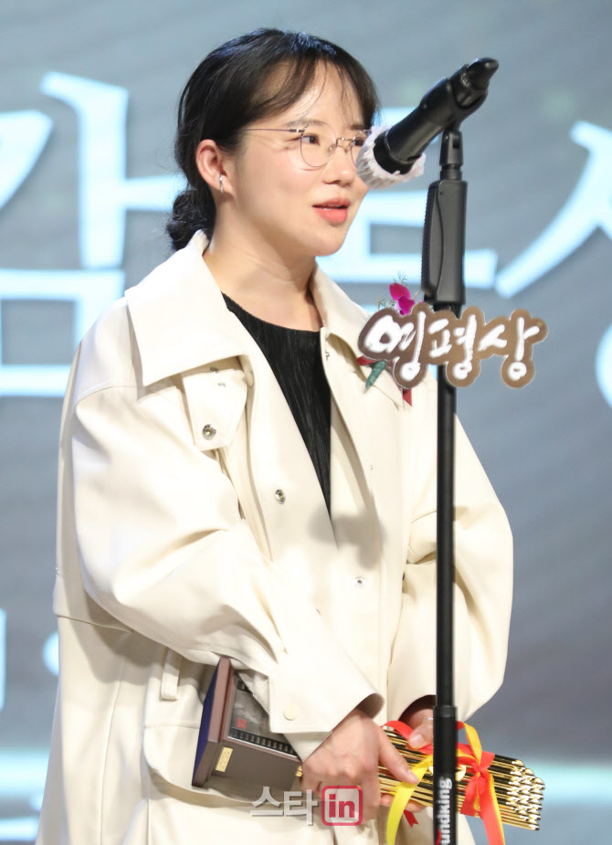 [포토]윤단비 감독, '신인감독상 수상'
