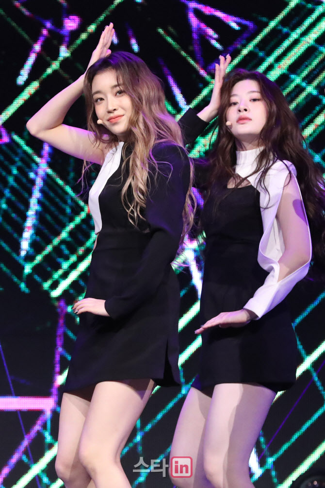 [포토]수민-아이사, 화사한 무대