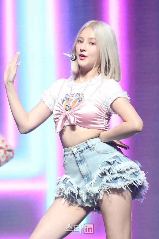 [포토]낸시, 모모랜드 막내의 흥 폭발