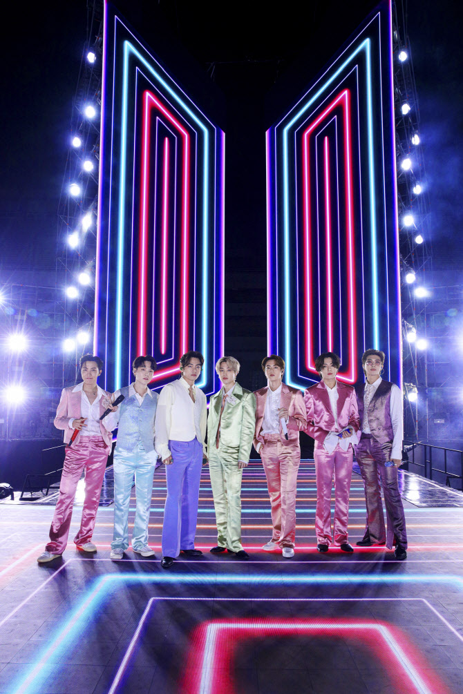 방탄소년단, '라이프 고즈 온' 첫 무대… 피날레 장식 [2020 AMAs]