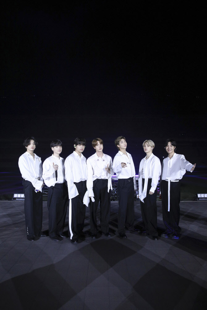 방탄소년단, '아메리칸 뮤직 어워즈'서 'Life Goes On' 무대 최초 공개