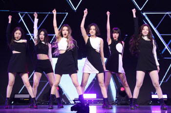 스테이씨 "데뷔곡 차트인·뮤비 1000만뷰 꿈만 같아" ①