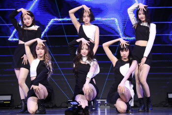 스테이씨 "데뷔곡 '소 배드'로 음방 1위 하고파" ②