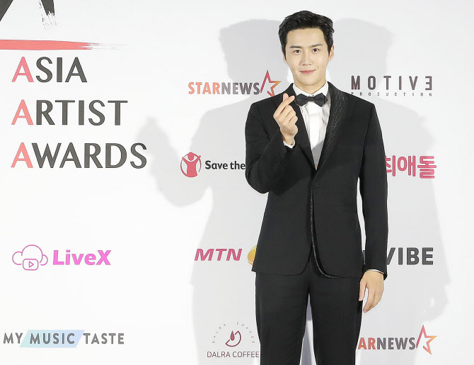 안방 대세 김선호, '2020 AAA' 레드카펫 등장…화려한 수트핏