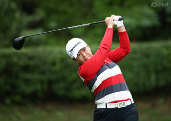 신지애, 4개홀 연속 버디..JLPGA 최종전 5타 줄이며 통산 60승 발판