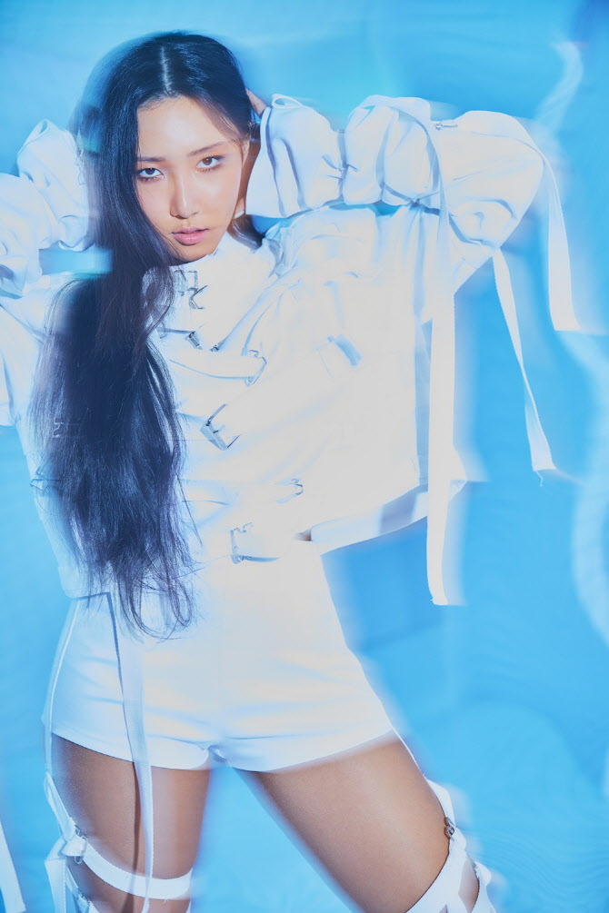 마마무 화사, 엄정화 신곡 피처링에 MV 출연까지