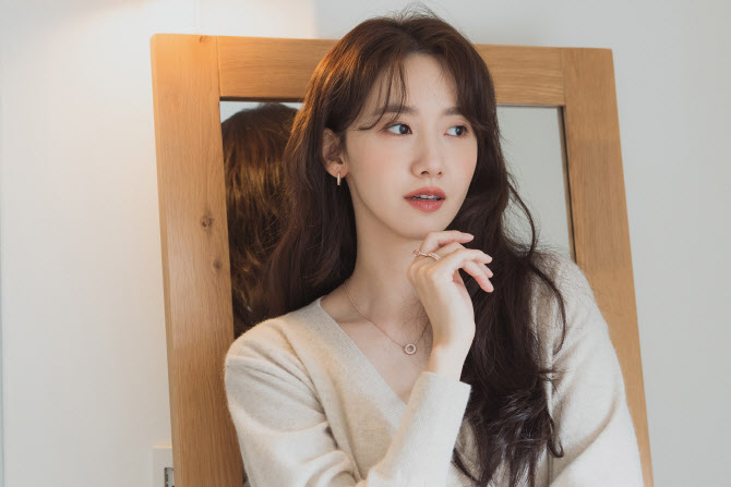 임윤아, 'A컷 같은' 화보 비하인드 공개