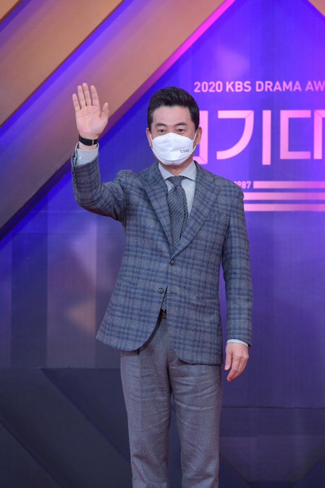 [2020 KBS 연기대상] '연작·단막극상' 수상 이한위 "저에겐 이 상이 대상"
