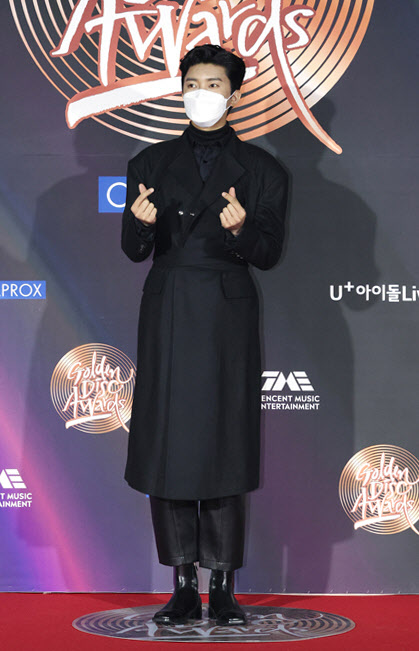 손하트 하는 '트롯 황태자' 임영웅