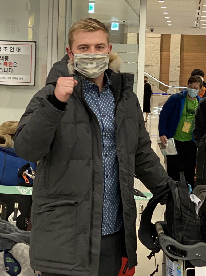 SK 르위키 "단어장으로 한국어 공부 중...부상 걱정 NO!"