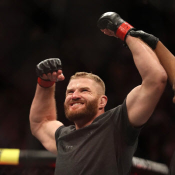 '남녀 챔피언 4명이 뜬다...UFC 253, 타이틀전 동시 개최