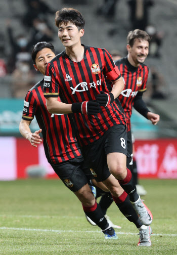 '기성용 2경기 연속골' 서울, 광주에 2-1 역전승...첫 연승
