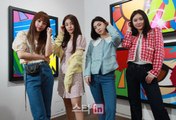 '역주행' 보답 브레이브걸스, 군부대에 물품 역조공