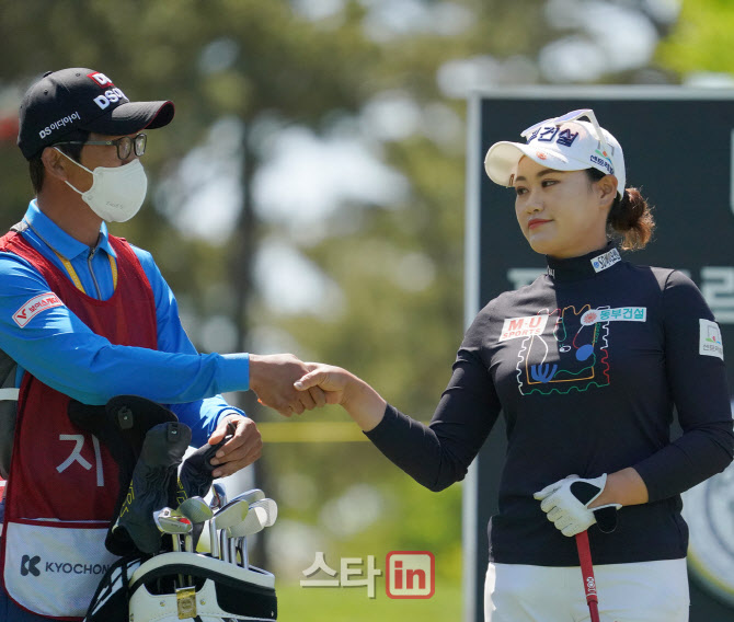 [포토]지한솔,장종학 '우승 만들어 봐요'