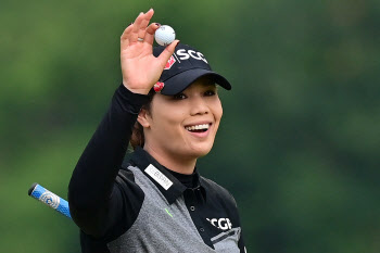 '태국의 박세리' 쭈타누깐, 8년 전 악몽 털어내고 고국에서 'V샷'