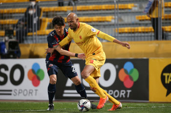 '꼴찌 너 가져라'...11위 수원FC vs 12위 광주FC 한판승부