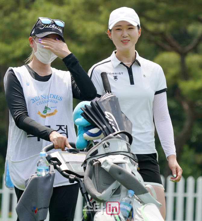 [포토]백규정,이수진 '쑥쓰러운 인사'