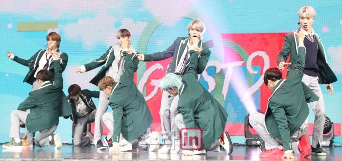 [포토]고스트나인, 타이틀곡 '밤샜다' 무대