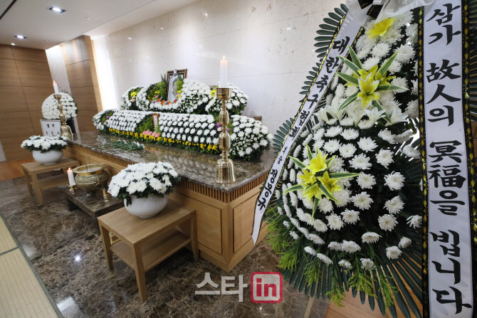 [포토]고 유상철 전 감독 빈소, 정몽규 축구협 회장의 근조화환