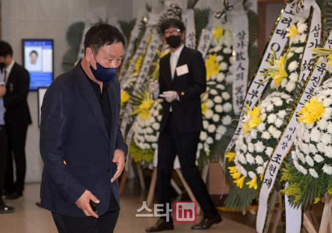 [포토]장례식장 나서는 허정무 대전하나시티즌 이사장