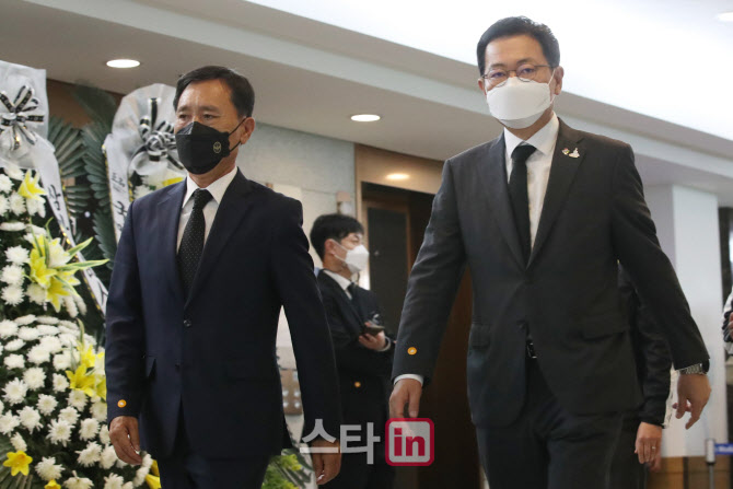 [포토]조문 온 박남춘 인천시장-전달수 인천utd 대표