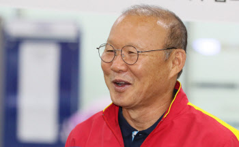새 역사 쓴 박항서 베트남 감독 "한국과는 최종예선 안만나고 싶네요"