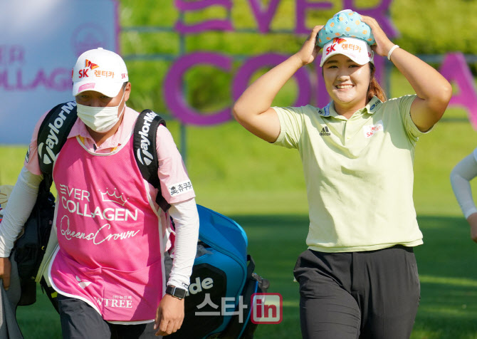 [포토]유해란,이광민 '얼음 주머니 필수죠'