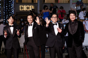 "전원 기립박수" 송강호·이병헌·임시완 '비상선언', 칸 영화제서 첫 선