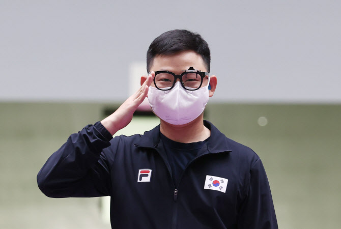[포토] [올림픽] 거수경례하는 김모세