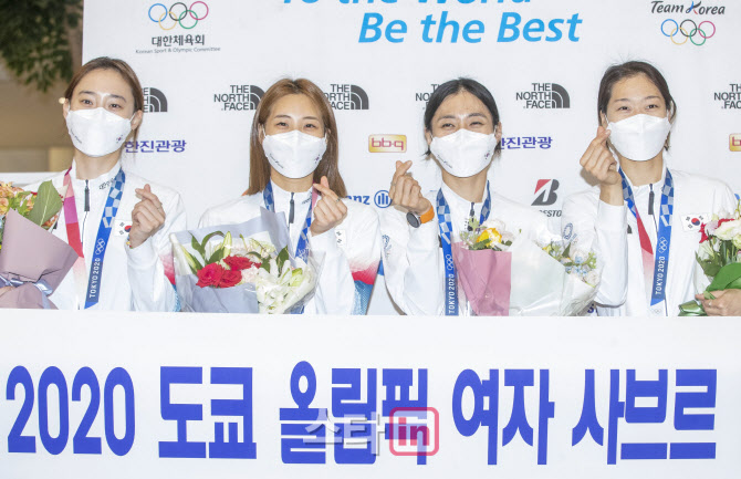 [포토]'단체 동메달' 도쿄올림픽 여자 펜싱 사브르팀 귀국