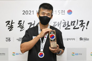 '기부천사' 가수 션, 광복절 비대면 마라톤으로 8억원 기부