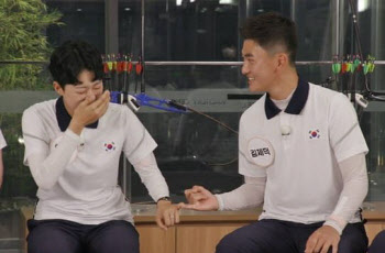 양궁 김제덕 "혼성전 시상식서 안산과 손 안잡은 이유는…"