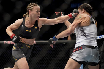 UFC 女플라이급 챔피언 세브첸코, TKO로 6차 방어...무적행진 계속