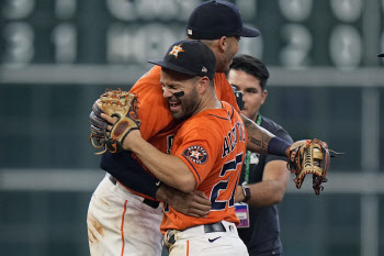 '2연승' 휴스턴, ALCS 진출 눈앞...밀워키, NLDS 기선제압