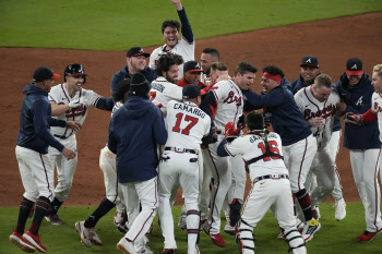 '라일리 끝내기안타' 애틀랜타, 다저스에 NLCS 기선제압