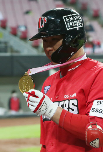 '토종거포' 최정, KBO 역대 두 번째 통산 400홈런 달성