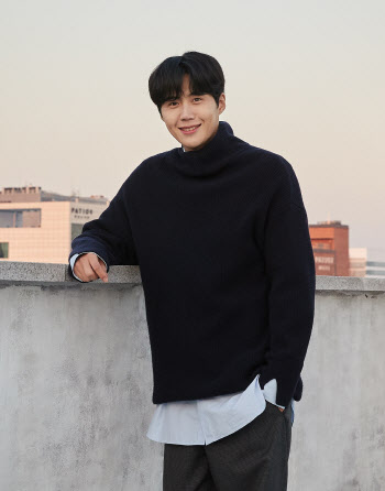새 국면 맞은 김선호 사생활 논란…'갯차' 스태프·아역 응원까지 