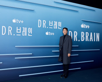 'DR. 브레인' 이선균 "애플TV+ 첫 韓 작품…기대감, 책임 동시 느껴"