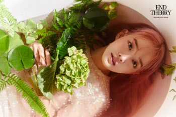 핑크헤어 변신 윤하, 욕조에서 몽환美 발산