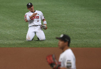 KT 승리 이끈 박경수 다이빙캐치..."고참들 대표해 받은 MVP"