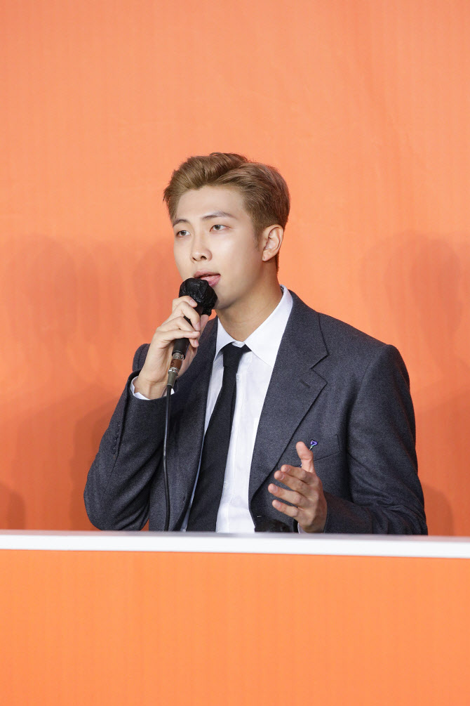 방탄소년단 RM "AMA·그래미…보이지 않는 벽 아직 존재해"