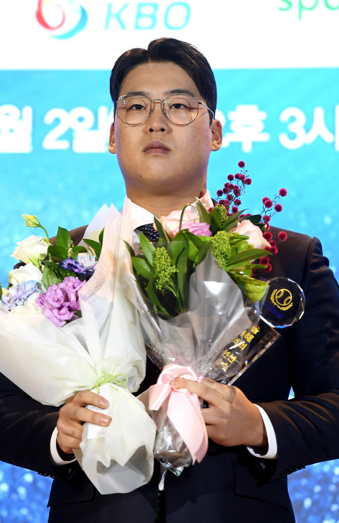 KT 강백호, 스포츠서울 올해의 상 '올해의 선수' 수상
