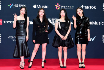 "해체 위기였다" 브레이브걸스, '2021 MAMA' 수상에 눈시울 붉혀 