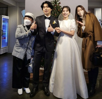 이시언·박나래, 결혼식 '노마스크' 논란에 사진 삭제→사과 