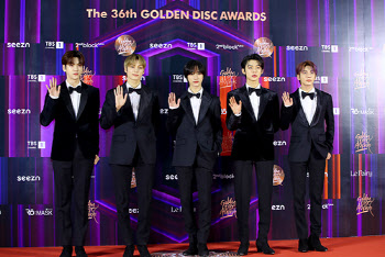 TXT·엔하이픈, 음반부문 본상… "땡큐, 방시혁!" 