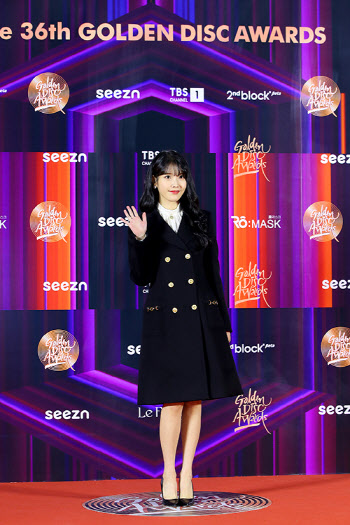 아이유, BTS와 음원 본상… "유애나 사랑합니다" 