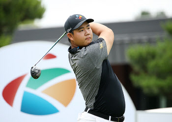 20세 김주형, 한국 이어 아시안투어도 제패..12년 만에 한국인 상금왕