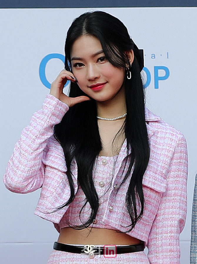 [포토]STAYC 아이사, '러블리한 하트'