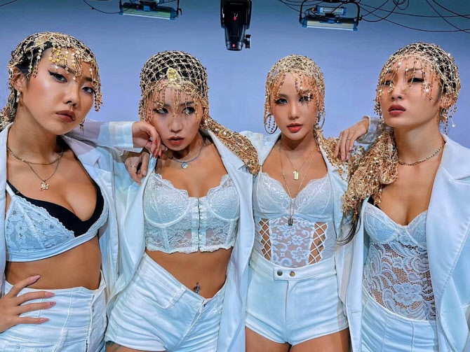코카N버터 가가·리헤이, 코로나19 완치 후 격리해제